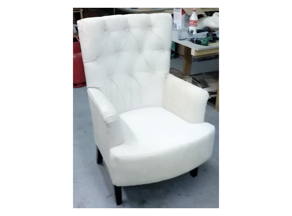 Белое кресло с широким сиденьем