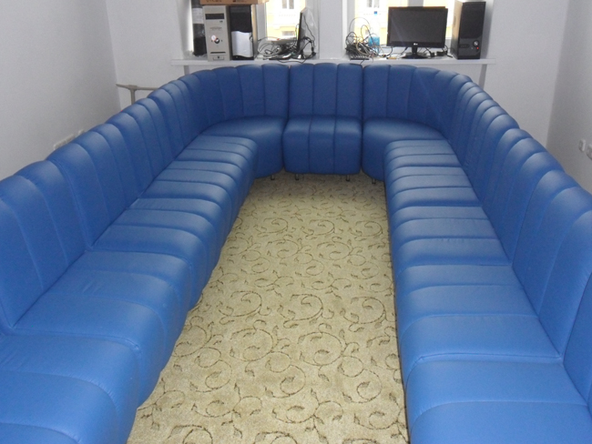 Большой офисный диван синего цвета