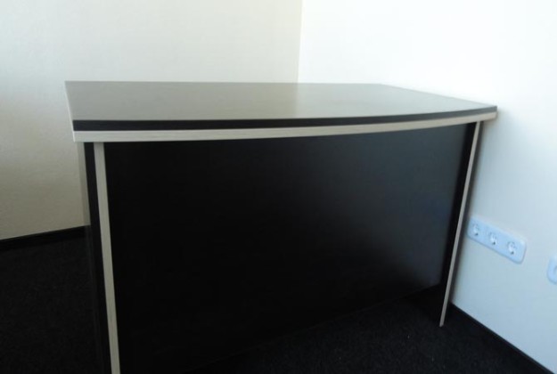 Черный офисный стол с белыми кромками