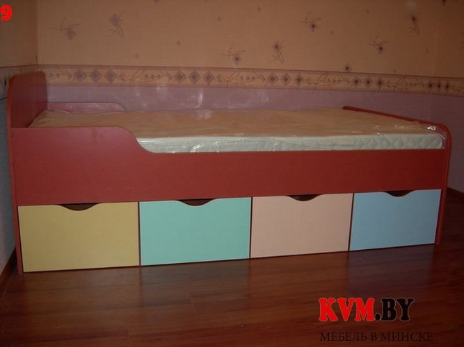 Детская кровать со встроенными ящиками