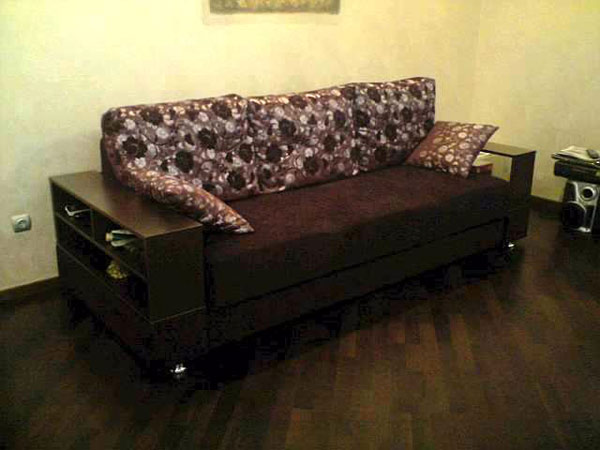 Диван-кровать с деревянными подлокотниками