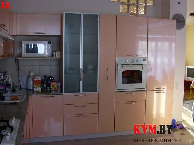 Функциональная светло-розовая кухня