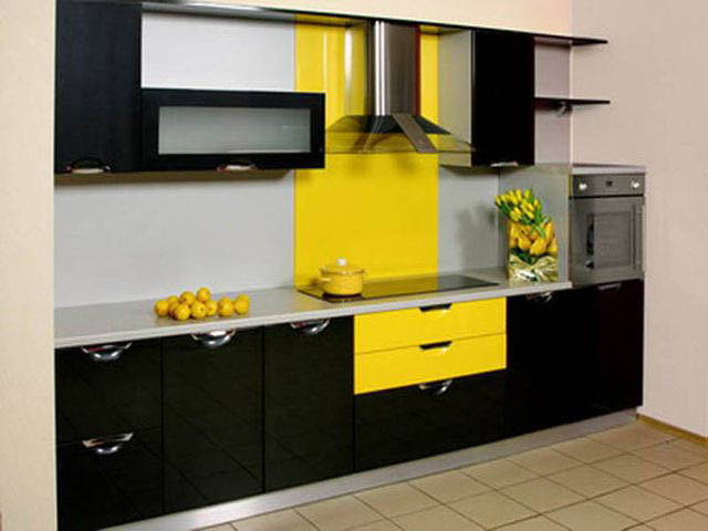 Компактная желто-черная кухня