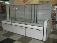 Комплект мебели для магазина со стеллажами