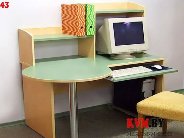 Компьютерный стол средних размеров