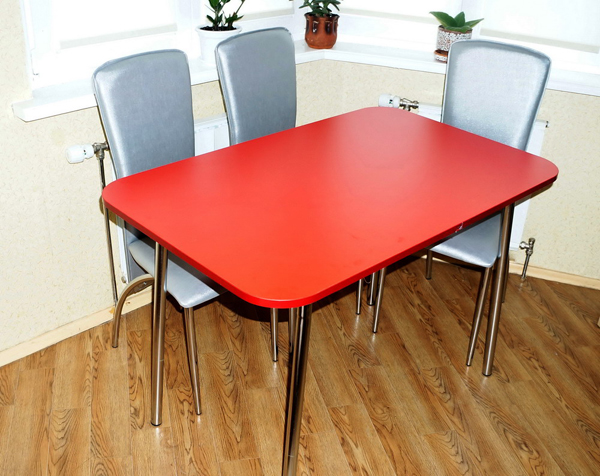 Красный стол с закругленными углами
