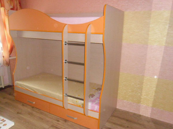 Кровать детская двухъярусная с лестницей