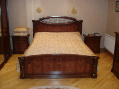 Кровать из массива с декором