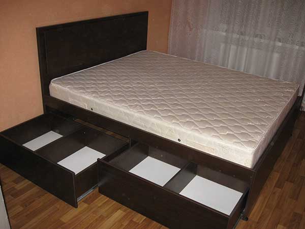 Кровать с выдвижными ящиками для белья