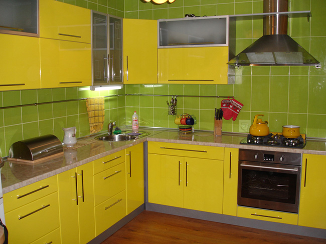 Кухня глянцевая ярко-желтая