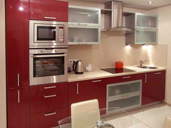 Кухня красная с белой столешницей