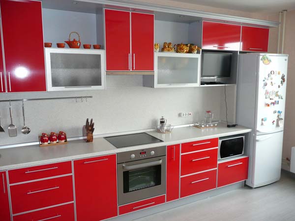 Кухня линейная красно-белая