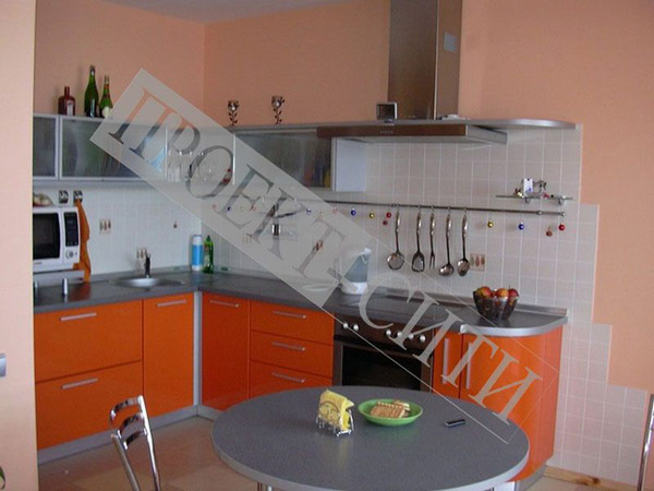 Кухня оранжевая угловая с полочками