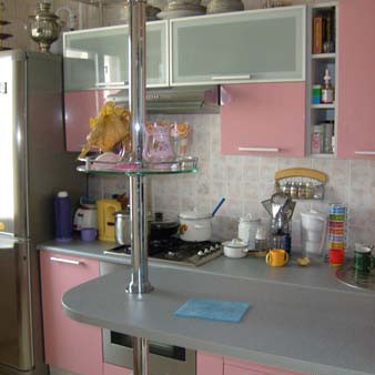 Кухня розовая с барной стойкой