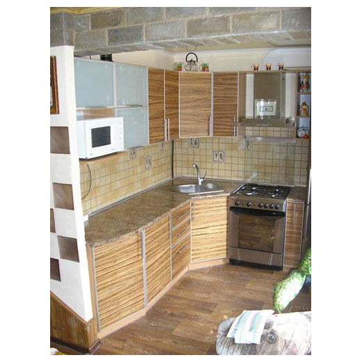 Кухня с деревянными фасадами