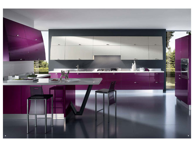 Кухня с фиолетовыми и белыми фасадами