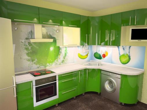 Кухня с глянцевыми зелеными фасадами