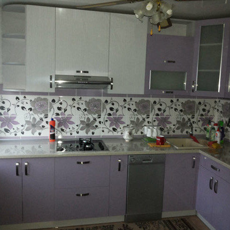 Кухня угловая бело-фиолетовая