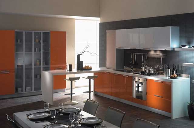 Кухня угловая бело-оранжевая