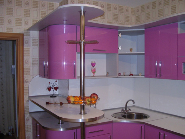Кухня угловая бело-розовая