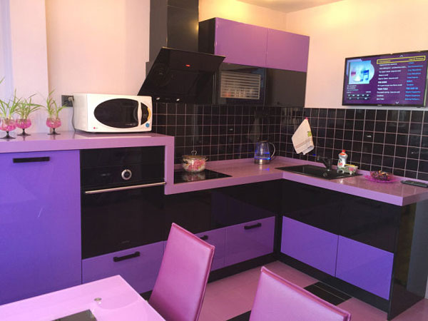 Кухня угловая черно-фиолетовая