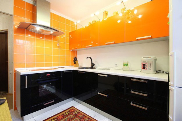 Кухня угловая черно-оранжевая
