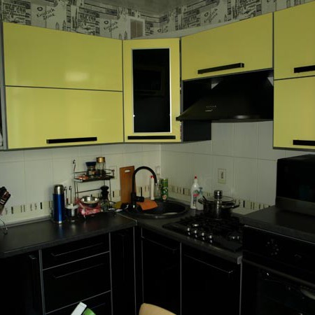 Кухня угловая черно-желтая