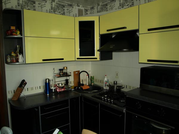 Кухня угловая черно-желтая