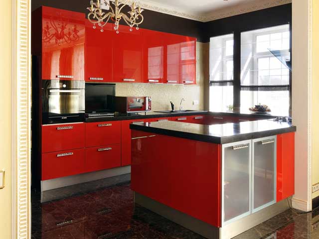 Кухня угловая глянцевая красного цвета