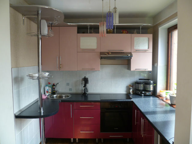 Кухня угловая малиново-розовая