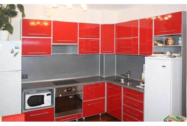 Кухня угловая насыщенно-красного цвета