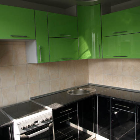 Кухня угловая насыщенного зеленого цвета