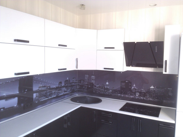 Кухня угловая с черно-белым фасадом