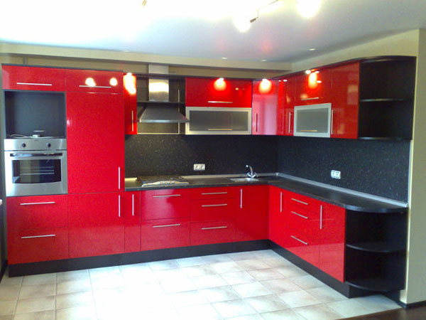 Кухня угловая с красным фасадом