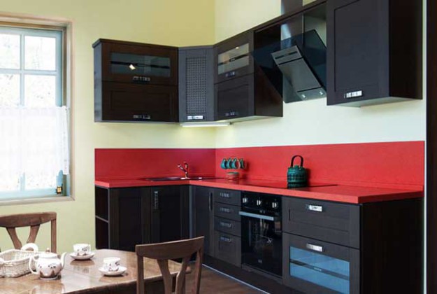 Кухня угловая с красными вставками