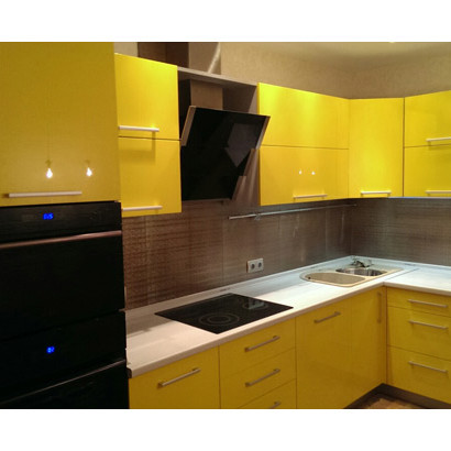 Кухня угловая с желтыми фасадами