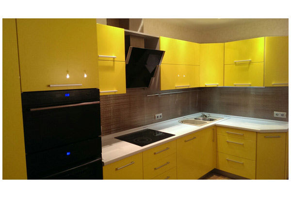 Кухня угловая с желтыми фасадами