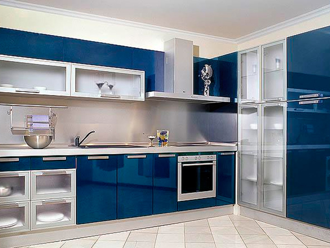 Кухня угловая синяя с зеркальным эффектом
