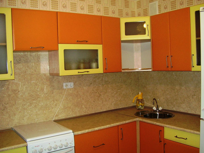Кухня угловая желто-оранжевая