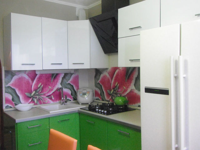Кухонный гарнитур с орхидеями