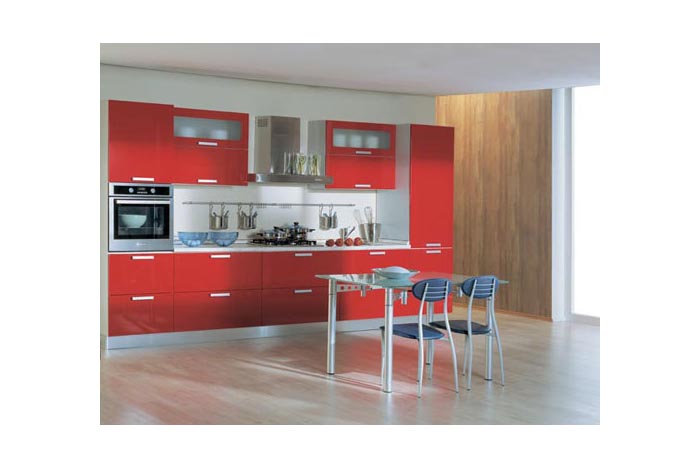 Линейная кухня с красно-белым дизайном