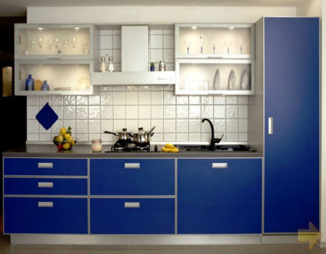 Линейная темно-синяя кухня