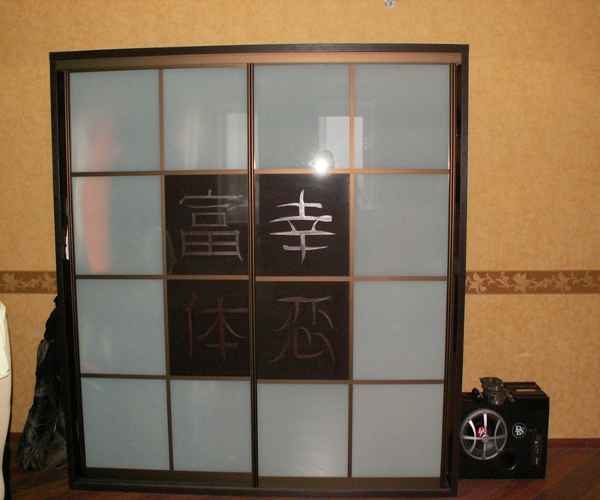 Линейный шкаф-купе  с восточными иероглифами