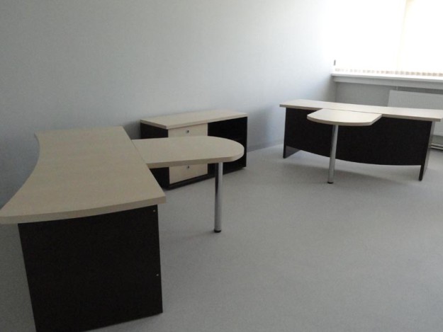 Набор офисной мебели с черно-белым дизайном
