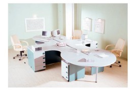 Набор офисной мебели с мягкими светлыми стульями