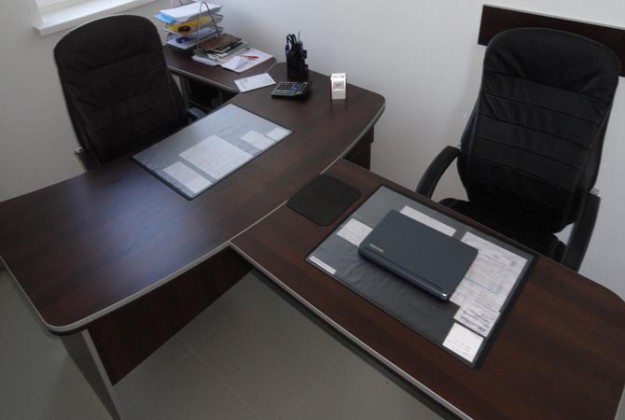 Офисный стол для руководителя и два стула