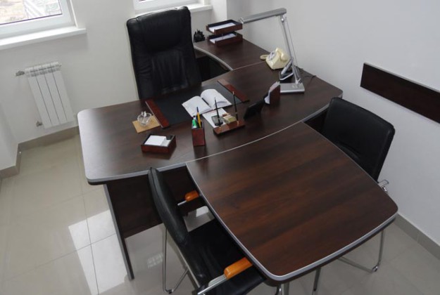 Офисный стол с тремя стульями