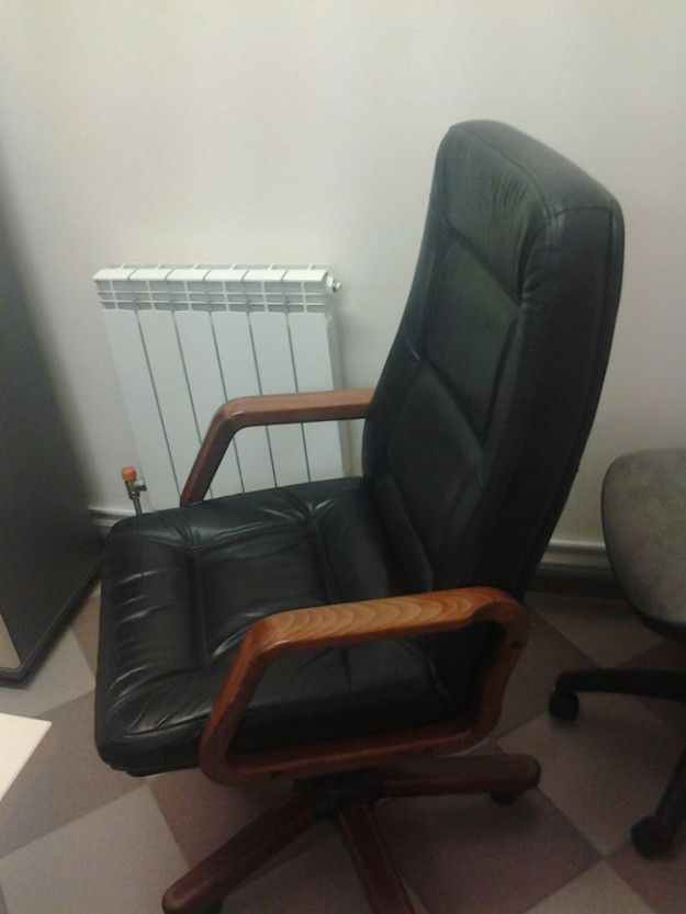 Офисное кресло с деревянными подлокотниками