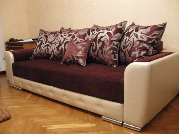 Прямой диван с комбинированной обивкой