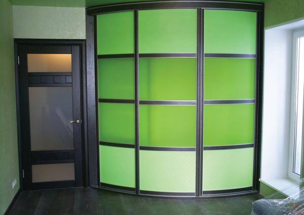 Радиусный шкаф-купе в зеленых тонах